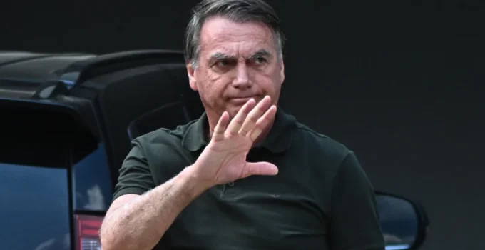 Servidores Federais Suspensos por Registros Falsos de Vacinação em Caso Relacionado a Bolsonaro