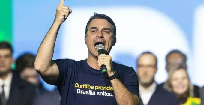 Flávio Bolsonaro ataca diretor da PF e o chama de "pau-mandado de Lula"