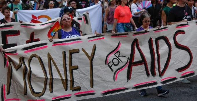 Cortes em programa de combate ao HIV deixam 77 mil crianças fora de tratamento, apontam estudos