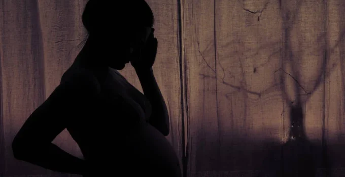 Gestantes e mães recentes são quase duas vezes mais expostas à violência psicológica do parceiro, aponta estudo da USP