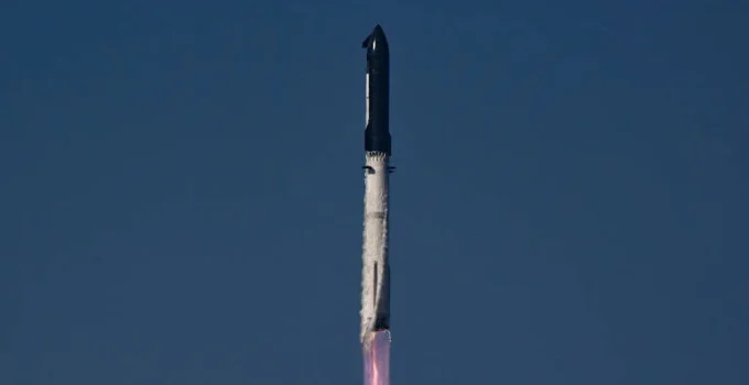 Starship da SpaceX avança rumo à órbita após 13º voo de teste bem-sucedido