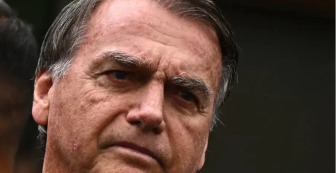 Defesa de Bolsonaro cita Lula e livro de Moraes em recurso para flexibilizar restrições