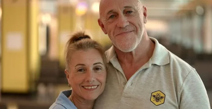 Amigos de infância reencontram-se no trabalho e descobrem ser irmãos biológicos