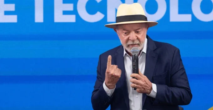Lula pede pressão de cientistas por mais verbas e critica ‘orçamento apertado’ Lula pede pressão de cientistas por mais verbas e critica 'orçamento apertado'