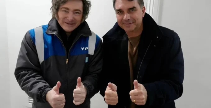 Milei ignora 'clone' brasileiro e apoiará Flávio Bolsonaro em evento
