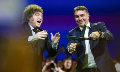 Flávio Bolsonaro lança candidatura à Presidência com apoio de Milei e união familiar