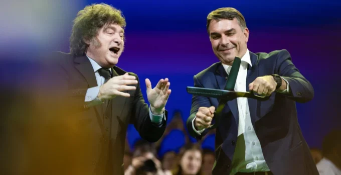 Flávio Bolsonaro lança candidatura à Presidência com apoio de Milei e união familiar
