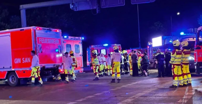 Carro atinge participantes de parada LGBTQIA+ em Berlim, deixando um morto e 17 feridos