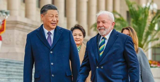 Lula e Xi Jinping buscam fortalecer laços comerciais em resposta a tarifas dos EUA