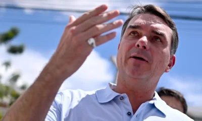 Metade dos brasileiros vê motivação política em tarifas dos EUA e favorecimento a Flávio Bolsonaro, aponta Datafolha
