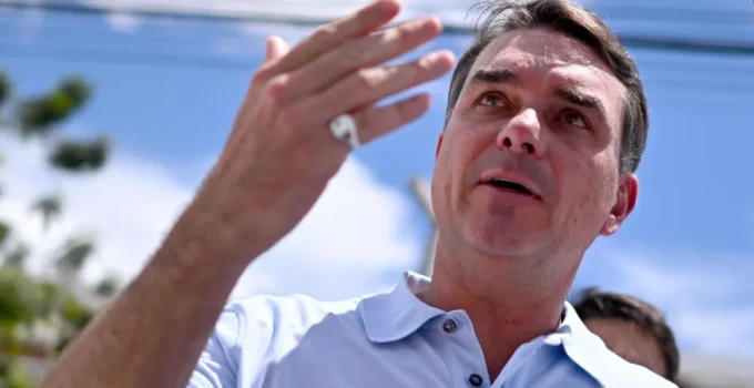 Metade dos brasileiros vê motivação política em tarifas dos EUA e favorecimento a Flávio Bolsonaro, aponta Datafolha