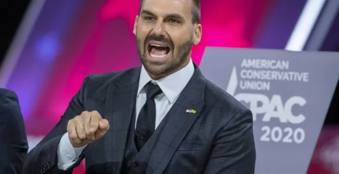 Eduardo Bolsonaro nos EUA: A Estratégia de Internacionalizar Conflitos e as Comparações com Dissidentes Globais