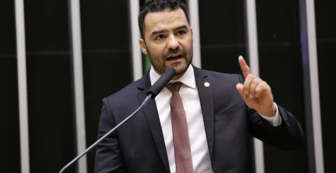 Moraes impede Arthur do Val de reverter cassação e buscar retorno à política