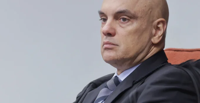 Moraes exige manifestação da PGR após Flávio Bolsonaro faltar a depoimento na PF