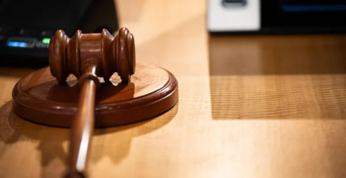 Ex-juiz é denunciado por emprestar celular a presos e violar sigilo Ex-juiz é denunciado por emprestar celular a presos e violar sigilo