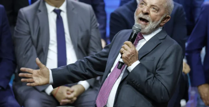 Lula rebate Trump e Milei e afirma que 'ninguém vai meter o bedelho nas eleições'