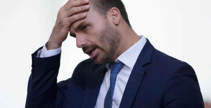 Eduardo Bolsonaro desiste de ser suplente de senador e alega ‘perseguição política’ Eduardo Bolsonaro desiste de ser suplente de senador e alega 'perseguição política'