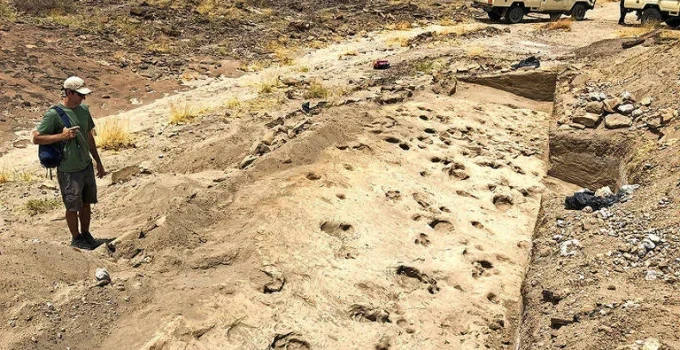 Pegadas de 1,4 milhão de anos revelam detalhes inéditos sobre espécie humana primitiva no Quênia