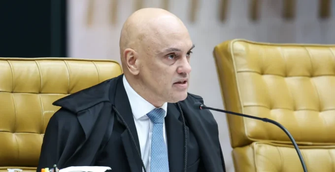 Moraes sinaliza risco de cassação para Flávio Bolsonaro com base em precedentes do TSE