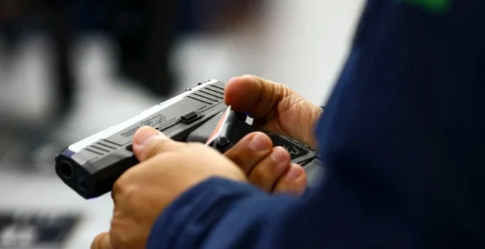 Polícia Federal inicia notificação de proprietários de armas com registro vencido