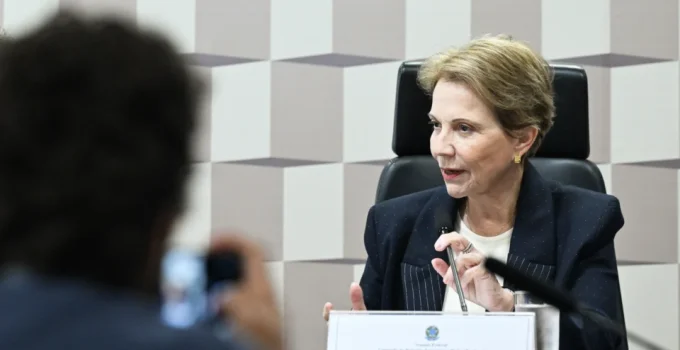 Tereza Cristina confirma convite para vice de Flávio Bolsonaro e adia definição Tereza Cristina confirma convite para vice de Flávio Bolsonaro e adia definição