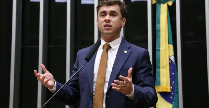 Justiça condena Nikolas Ferreira a pagar R$ 20 mil e remover post que chamou PT de “Partido dos Traficantes”