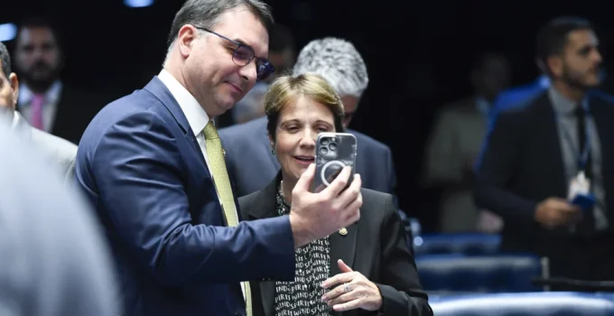 Sem Tereza Cristina, Flávio Bolsonaro busca Republicanos e cogita chapa pura