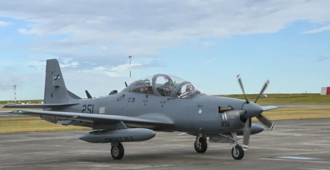 FAB força pouso de avião suspeito vindo da Bolívia com tiros de advertência
