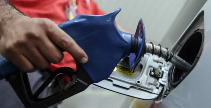 Governo Lula aumenta teor de etanol na gasolina para 32% a partir deste sábado Governo Lula aumenta teor de etanol na gasolina para 32% a partir deste sábado