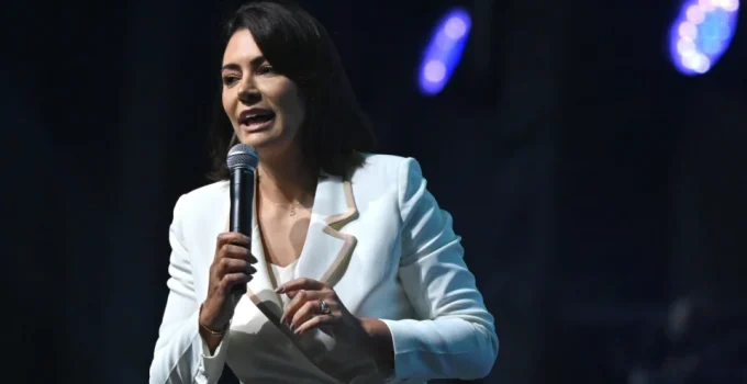 Michelle Bolsonaro recebe alta após tratamento para dor de cabeça persistente