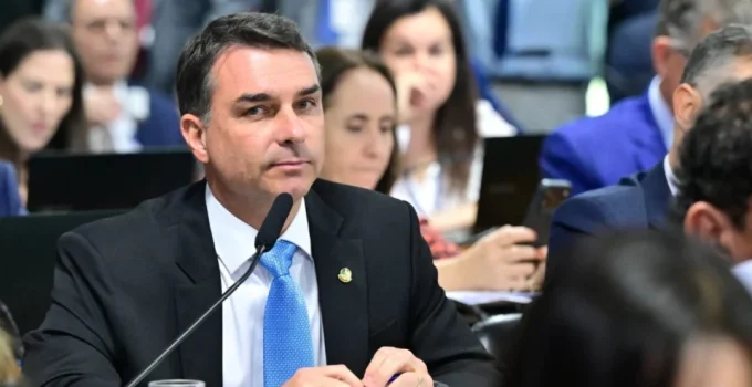 PL alerta para sites falsos que usam nome de Flávio Bolsonaro para aplicar golpes