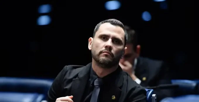 Cleitinho compara disputa política a Davi e Golias em meio a indefinição sobre candidatura em MG
