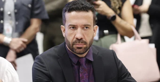 Janones critica 'militância fofa' da esquerda e cobra mais agressividade online