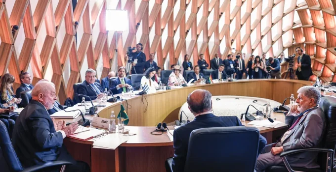 Eleição Presidencial no Brasil Molda o Futuro do Mercosul em Debate Ideológico