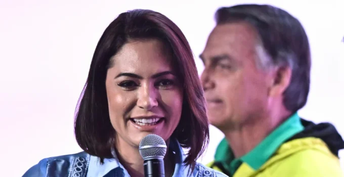 Michelle Bolsonaro confirma candidatura ao Senado um dia antes de anúncio de vice de Flávio