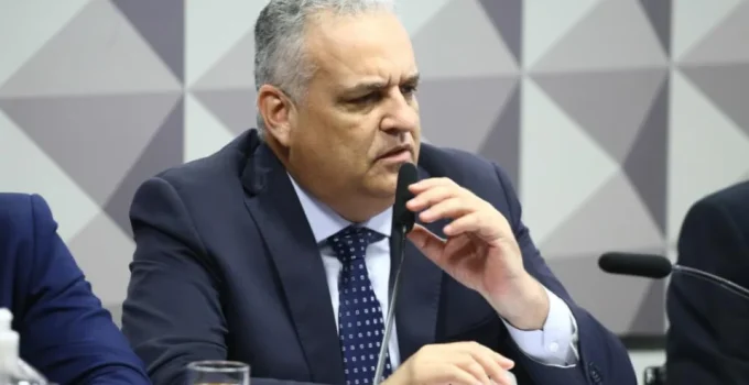 Vice de Flávio Bolsonaro defende policial: 'Não tinha autorização para morrer'