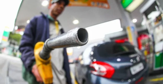 Oposição articula no Congresso para travar 'PL da Gasolina' antes das eleições