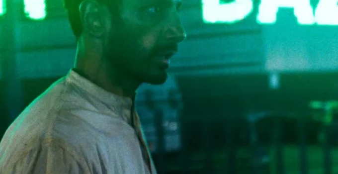 Novo Hamlet com Riz Ahmed estreia no Brasil e conquista a crítica especializada