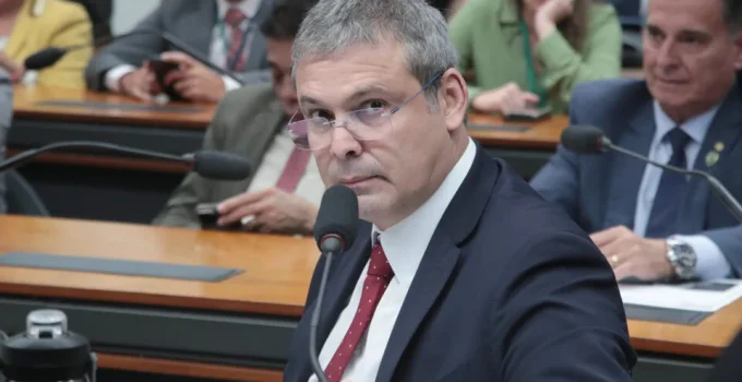 Lindbergh pede ao STF que Flávio, Eduardo e PL indenizem o Brasil por prejuízos de tarifas americanas