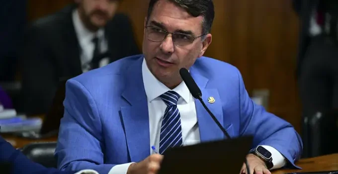 Flávio Bolsonaro planeja revogar Estatuto do Desarmamento e criar nova legislação sobre armas Flávio Bolsonaro planeja revogar Estatuto do Desarmamento e criar nova legislação sobre armas