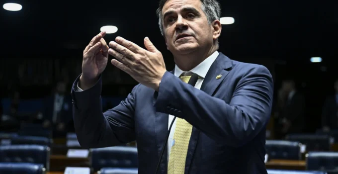 Girão aciona Conselho de Ética contra Ciro Nogueira por quebra de decoro
