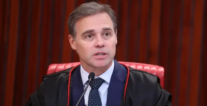 TSE exige que PT apresente documentos sobre gastos com congresso e projeto ‘Porta-Vozes do Lula’ TSE exige que PT apresente documentos sobre gastos com congresso e projeto 'Porta-Vozes do Lula'