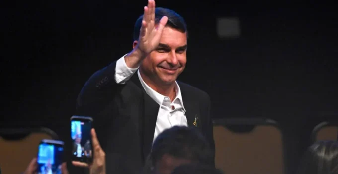 Flávio Bolsonaro compara Lula a Biden e critica 'raciocínio atrasado'