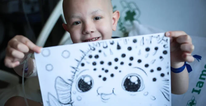 Menino de 6 anos recebe alta após imunoterapia contra recaída de leucemia