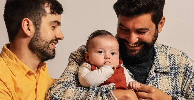 Novos caminhos para a paternidade: homens gays celebram o Dia dos Pais com filhos nos braços