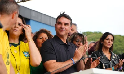 Flávio Bolsonaro promete 'oração' e 'guerra ao narcotráfico' em discurso de posse