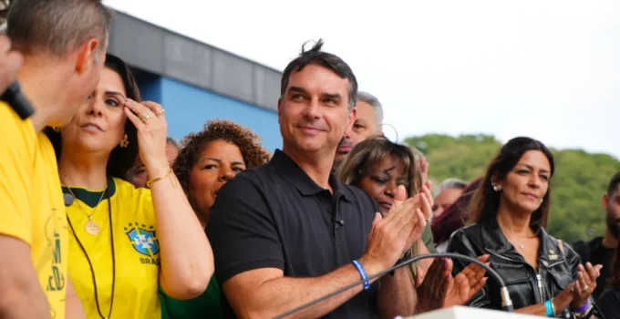 Flávio Bolsonaro promete 'oração' e 'guerra ao narcotráfico' em discurso de posse