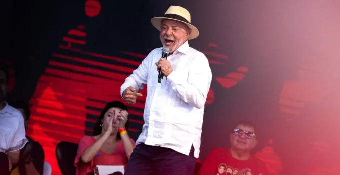 Lula exalta MTST e critica elite brasileira por tentativas de "sujar" seu nome