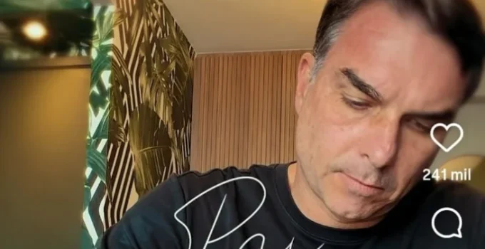 Flávio Bolsonaro critica decisão de Moraes em vídeo e deseja abraço ao pai