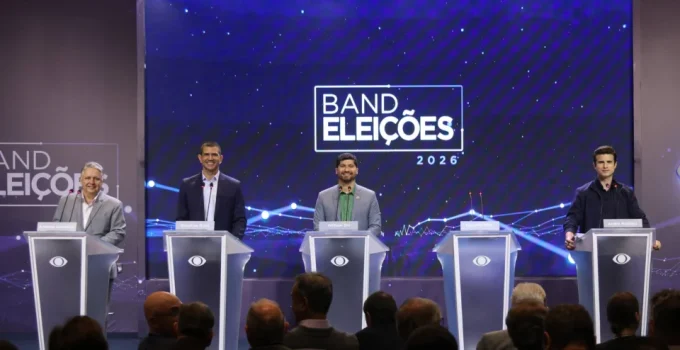 Debate no Rio: Ataques a Paes e embates acirrados sobre segurança pública marcam o primeiro encontro de candidatos Debate no Rio: Ataques a Paes e embates acirrados sobre segurança pública marcam o primeiro encontro de candidatos